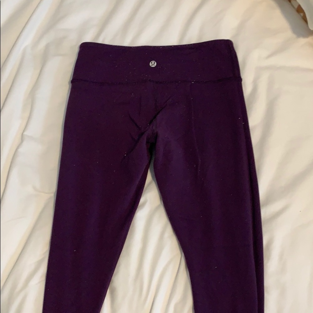 Black/Purple Wunderunder Lululemon leggings.